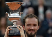 开云体育-关于意大利网球队险胜澳大利亚网球队，梅德韦杰夫高光表现的信息