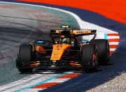 开云下载-迈凯伦完胜索伯车队，诺里斯刷新纪录