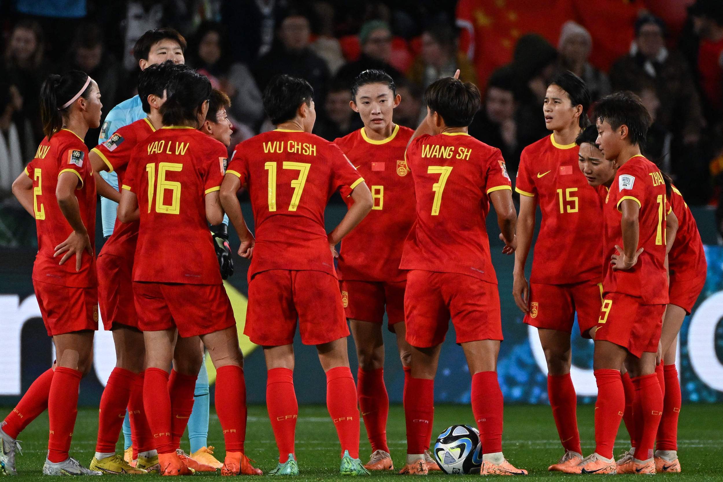 包含现场报道：中国队在女足比赛中交出亮眼表现！的词条