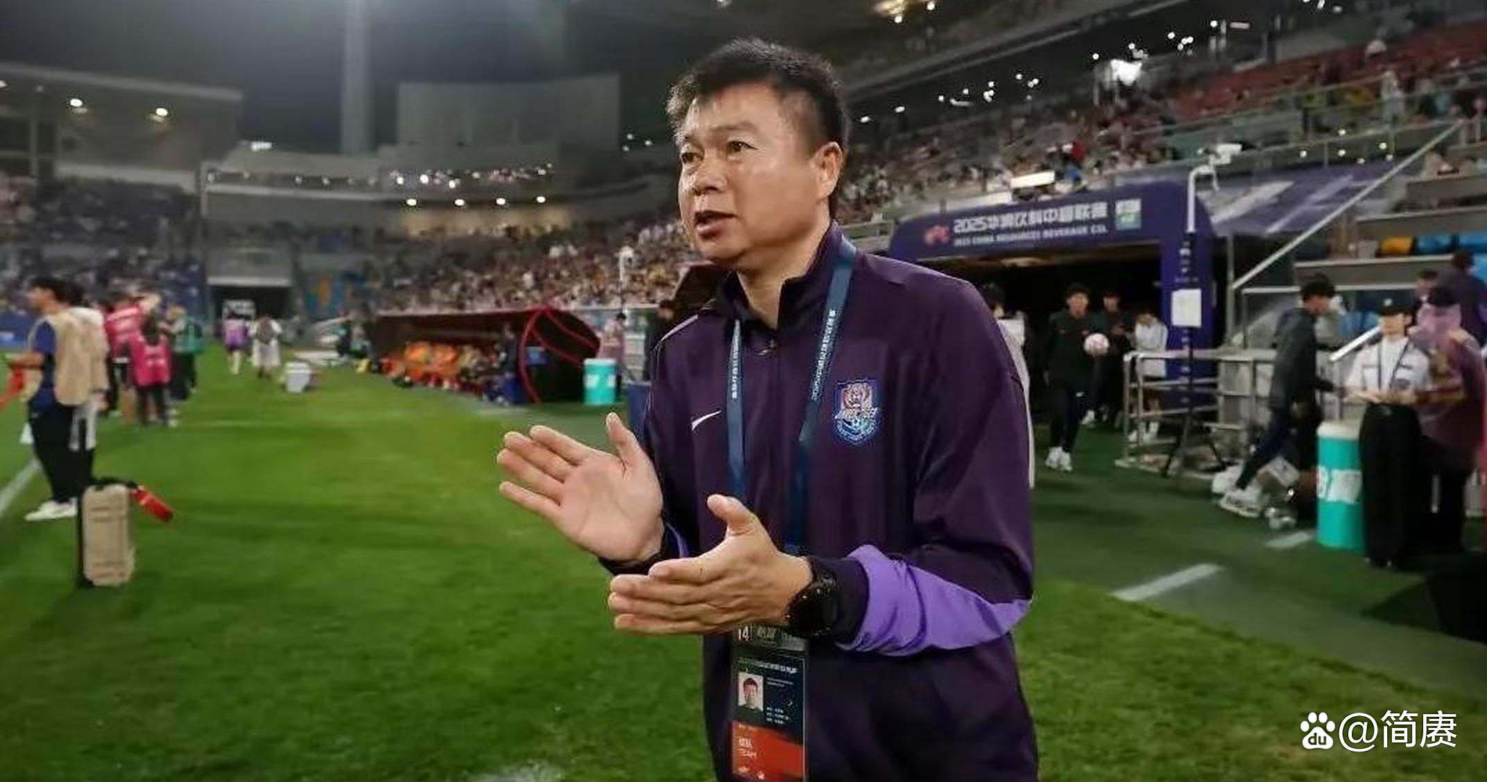 包含足球赛事的胜利者脱颖而出，表现出色，备受球迷喜爱和追捧的词条