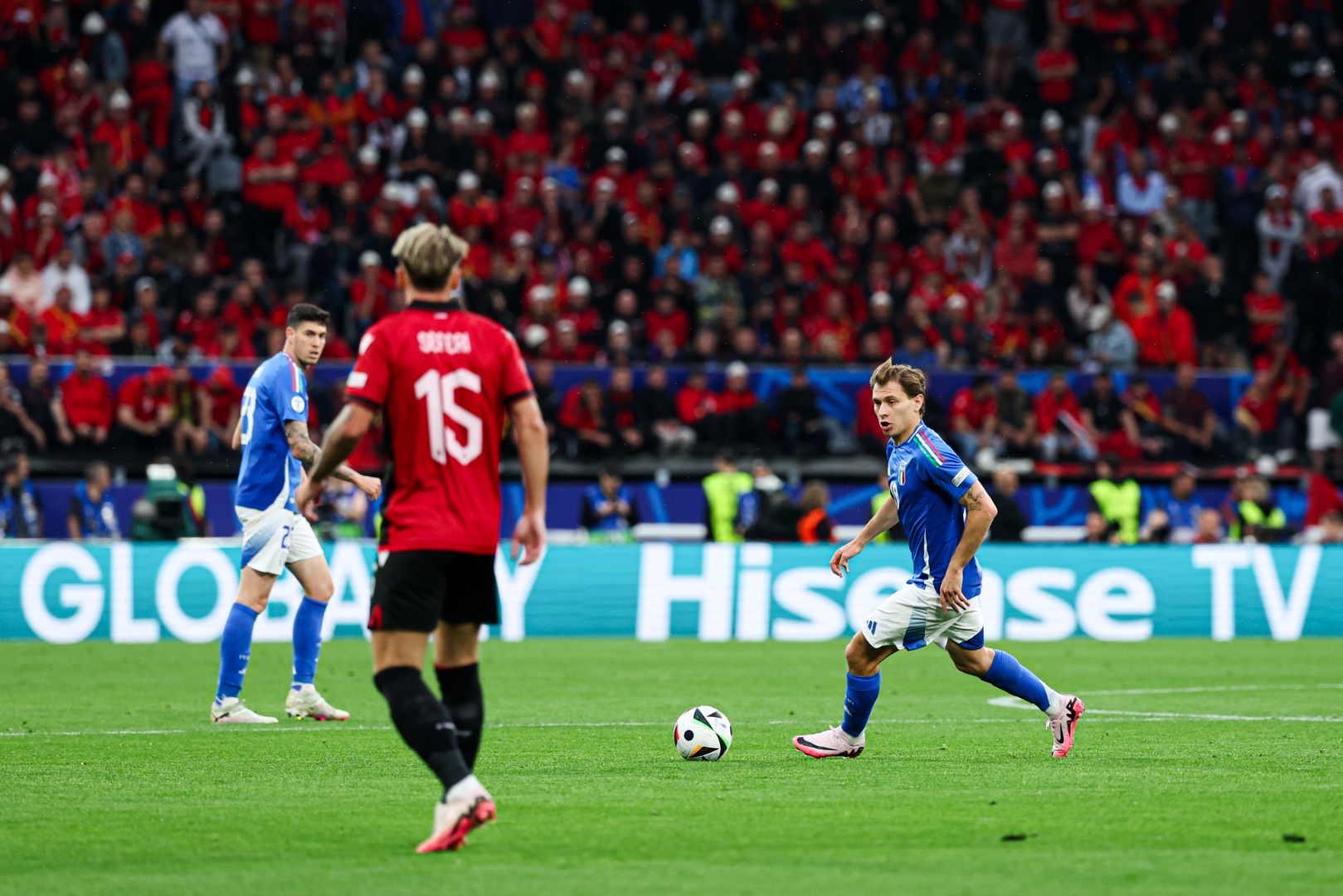 足球比赛精彩纷呈，各国球队奋力争夺胜利的简单介绍