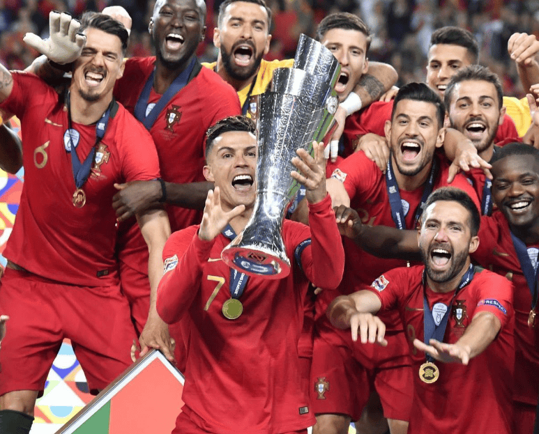 足球比赛精彩纷呈，各国球队奋力争夺胜利的简单介绍