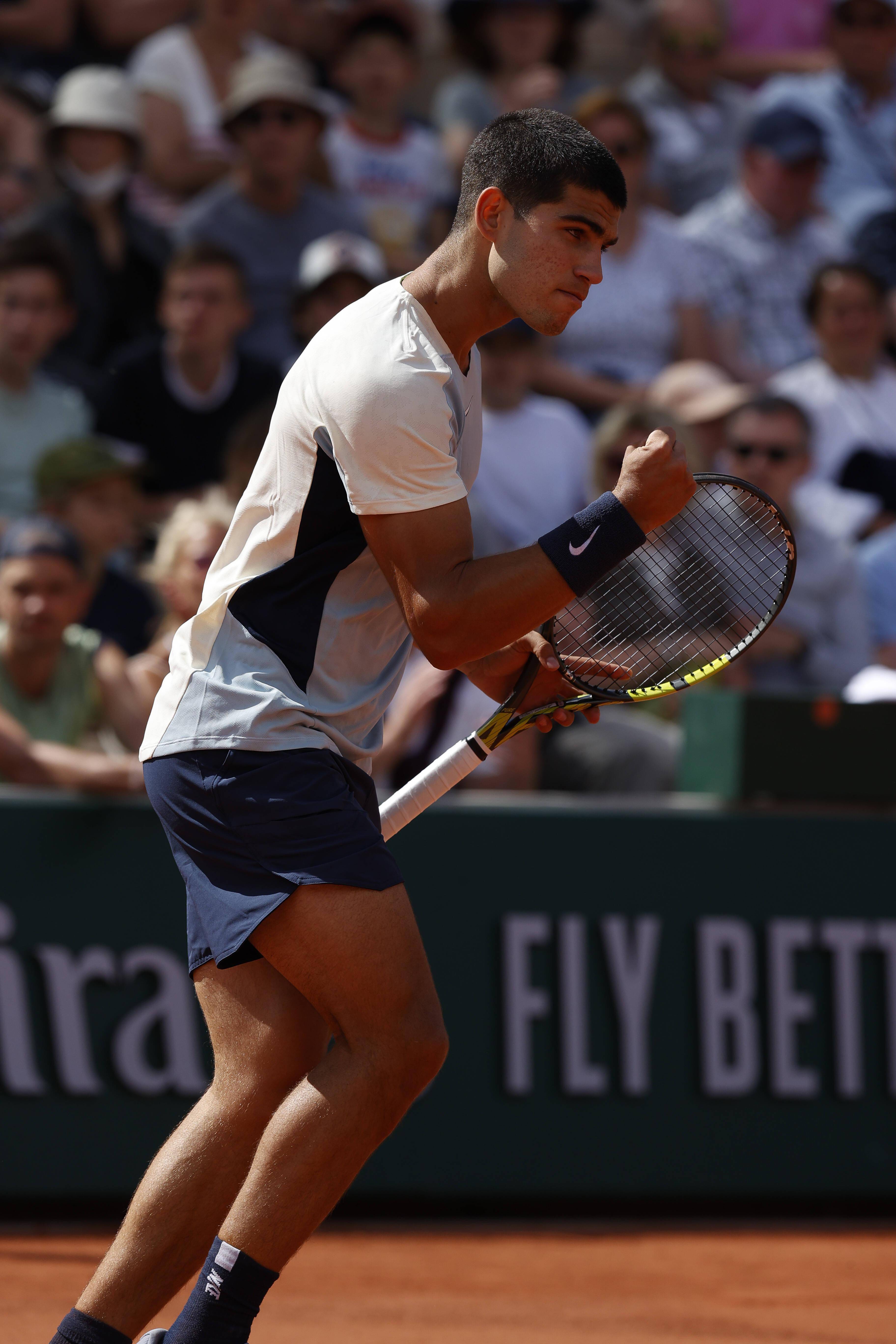 意大利网球队力克日本网球队，阿尔卡拉斯高光表现的简单介绍